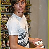 zac-efron-video-game-master-09.jpg