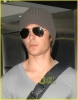 zac-efron-lands-lax-02.jpg