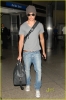 zac-efron-lands-lax-03.jpg