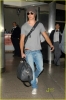 zac-efron-lands-lax-05.jpg