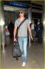 zac-efron-lands-lax-06.jpg